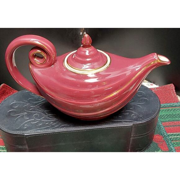 Vintage Aladdin Teapot Burgandy by Hall China gold trim - Picture 3 of 4